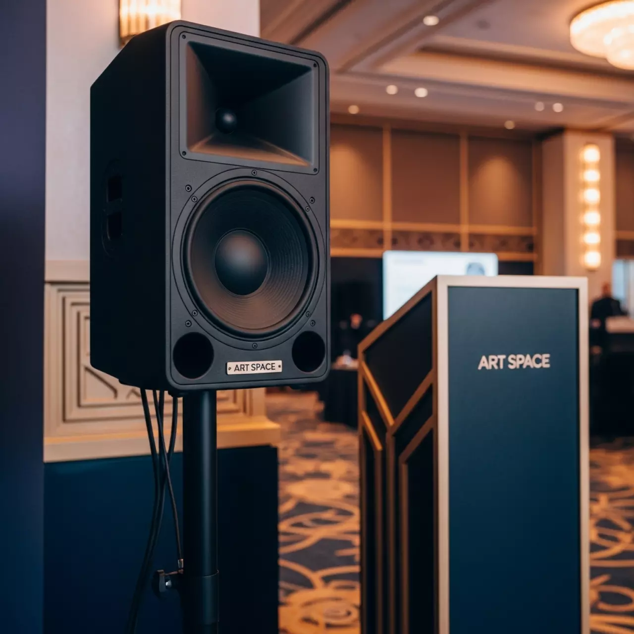 Аренда Активная акустическая система Behringer B615D в Сириус Арене — ART SPACE