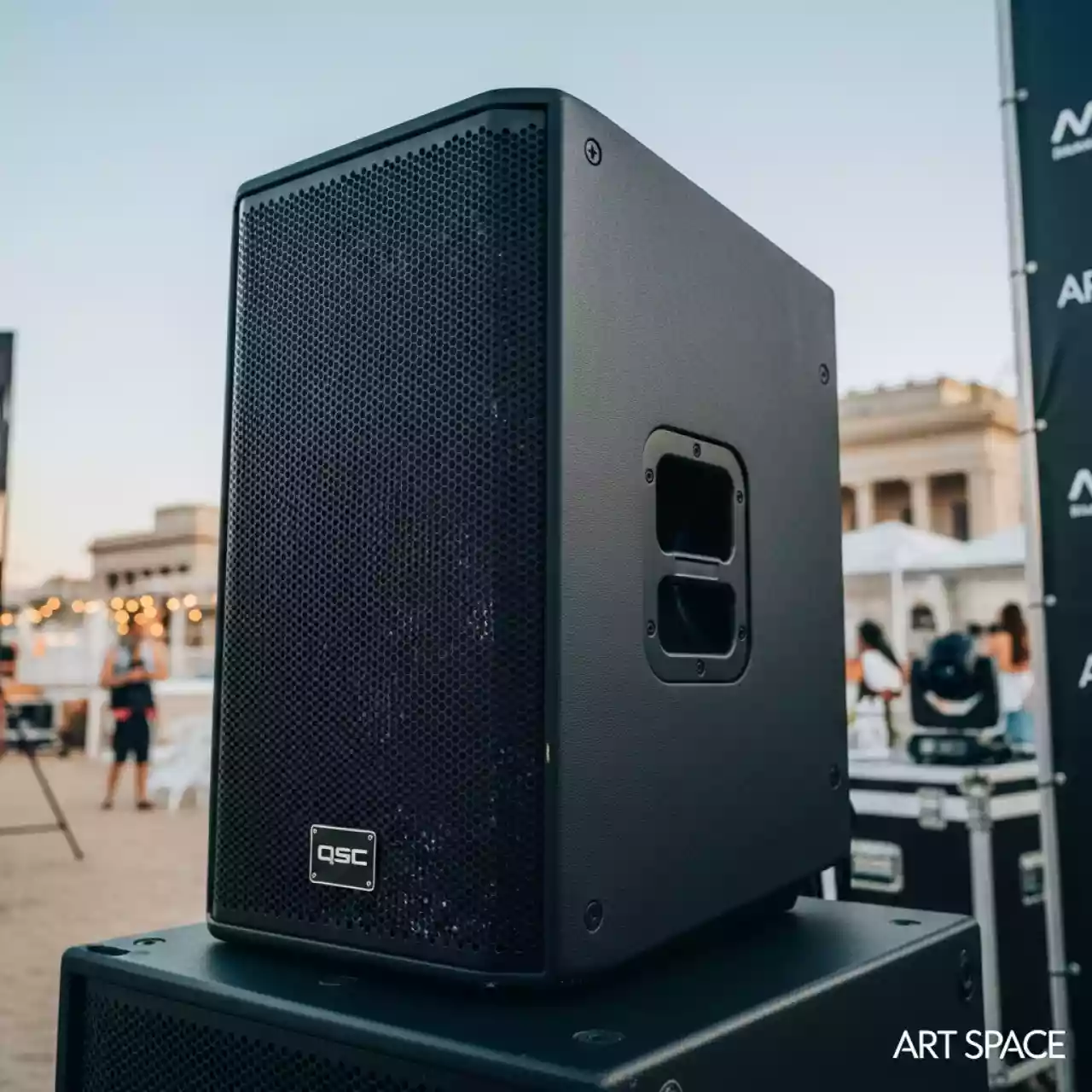 Аренда Акустическая система QSC K 12 на пляже «Мандарин» — ART SPACE