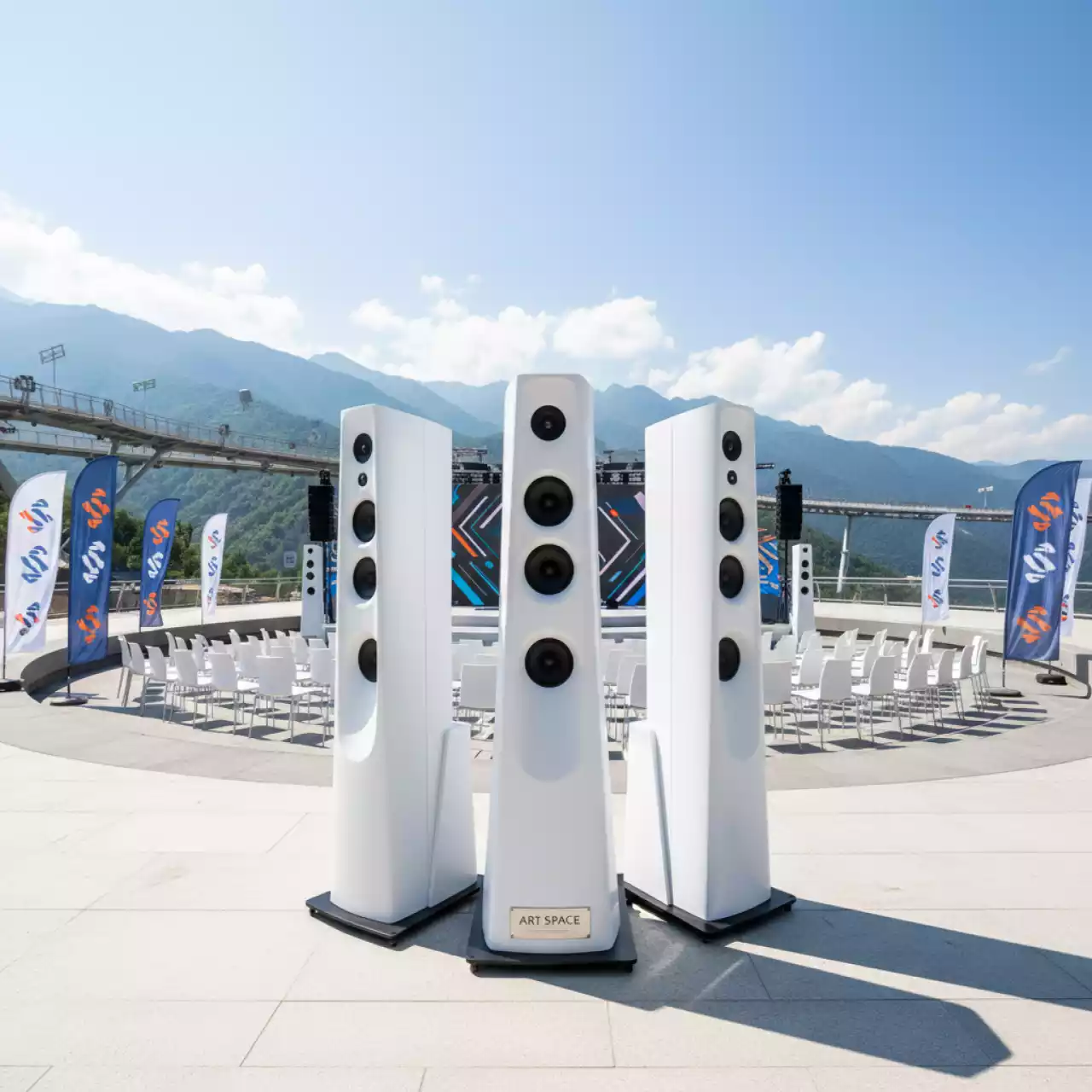 Аренда Акустические системы белые Turbosound в Skypark Sochi — ART SPACE