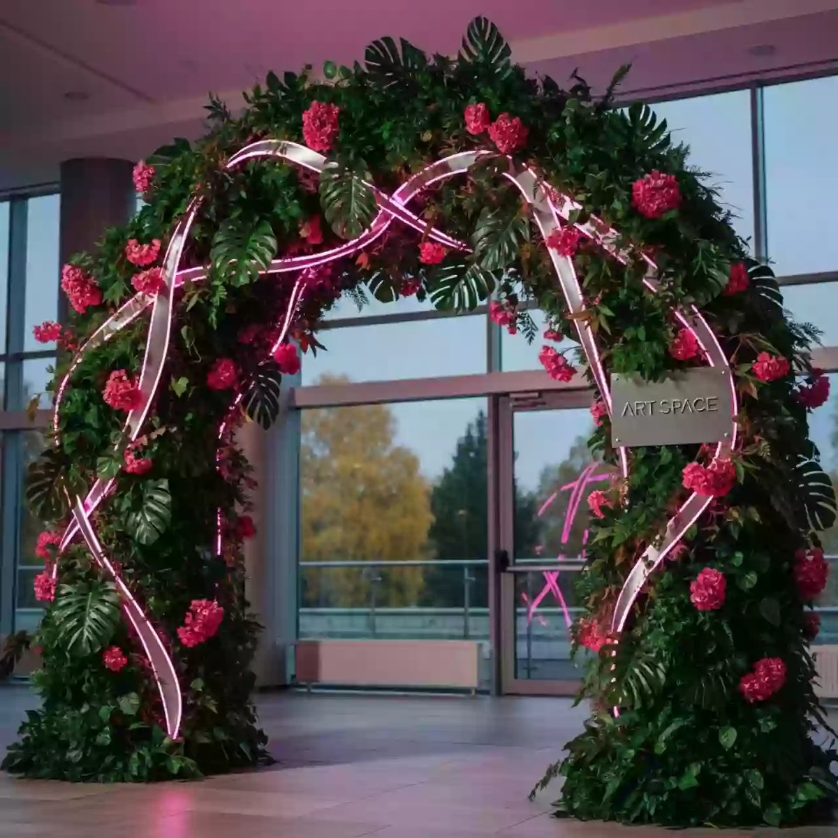 Аренда Арка из зелени с розовыми цветами в Mercure Сочи Центр — ART SPACE