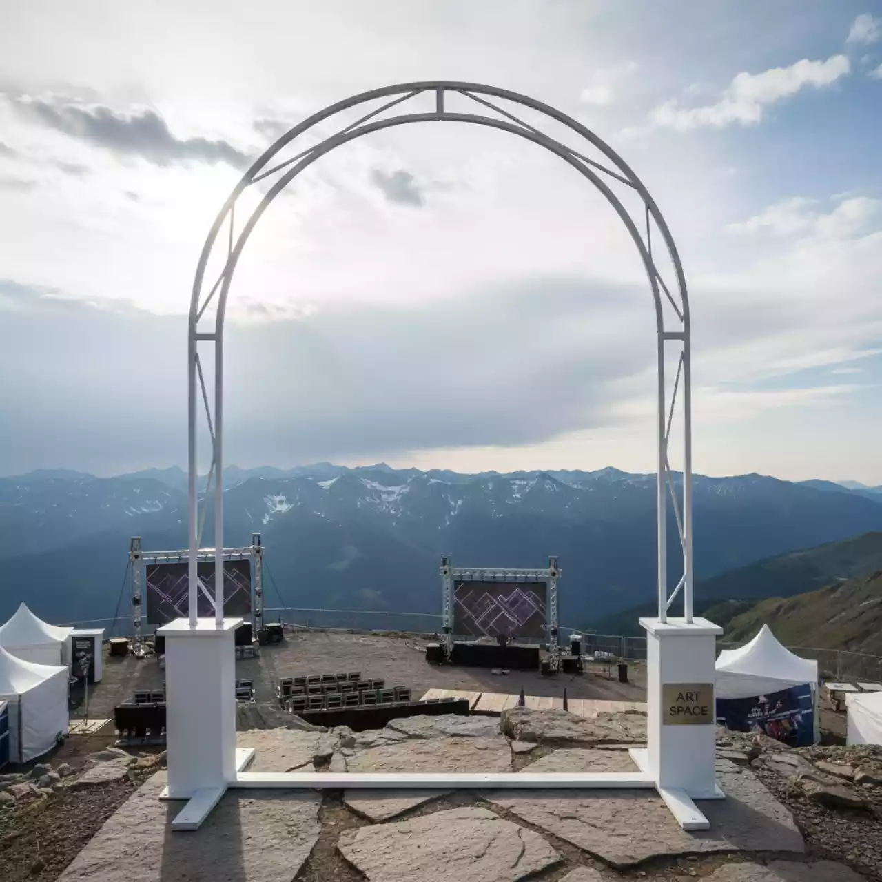 Аренда Арка кованая свадебная белая на площадке Rosa Peak (2320м) — ART SPACE