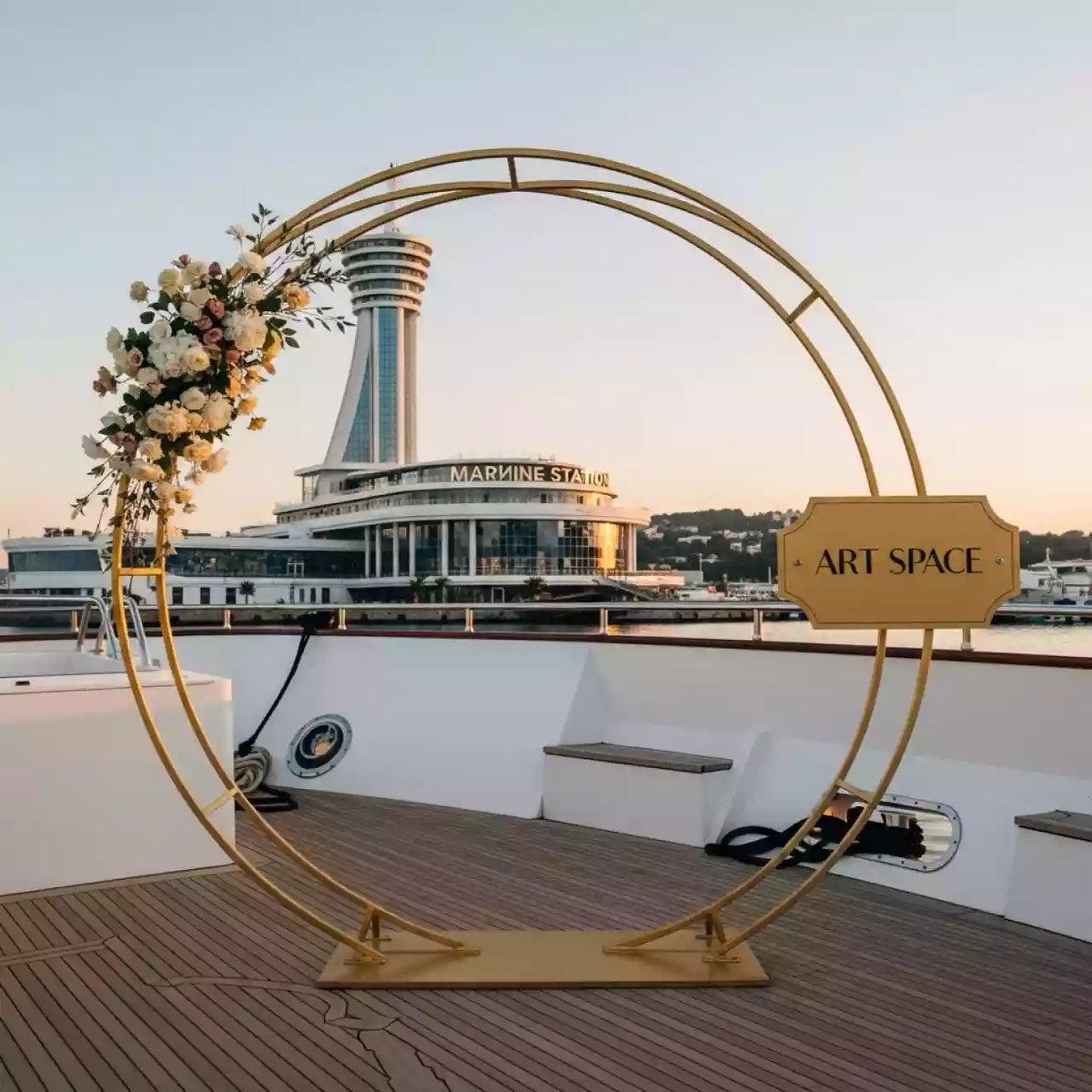 Аренда Арка круглая золотая разборный каркас на VIP теплоходе (Морпорт Сочи) — ART SPACE