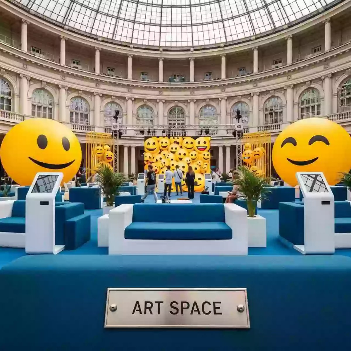 Аренда Аттракционы и развлечения на день смайлика в Зале органной и камерной музыки — ART SPACE