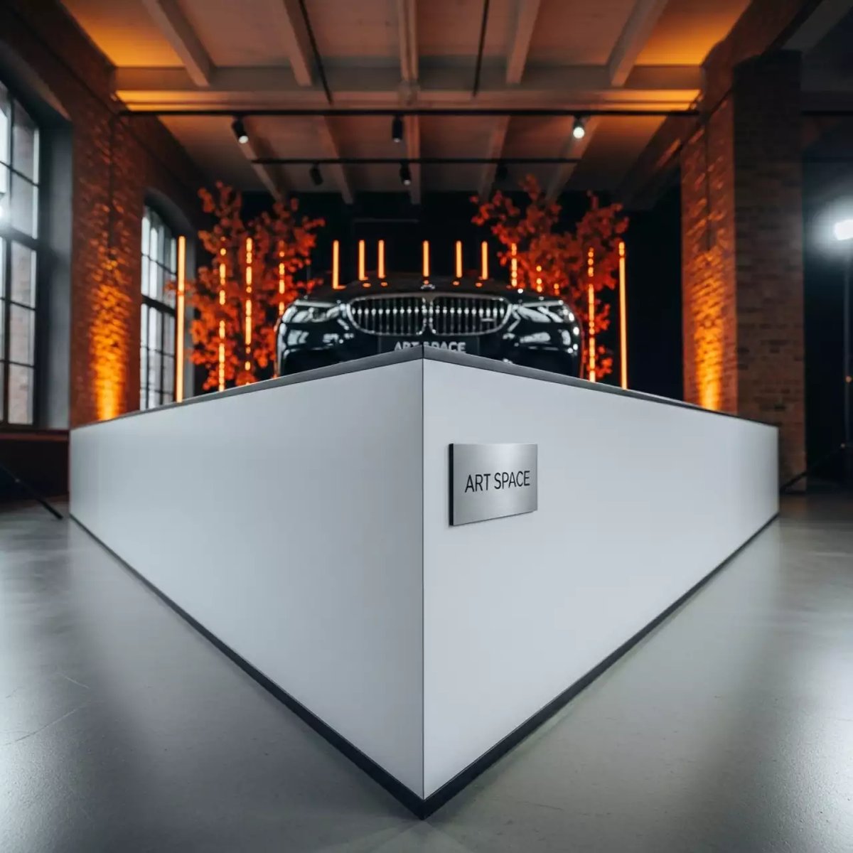 Аренда Автоподиум с оформлением пластиком для автомобиля в Маринс Парк Отеле — ART SPACE