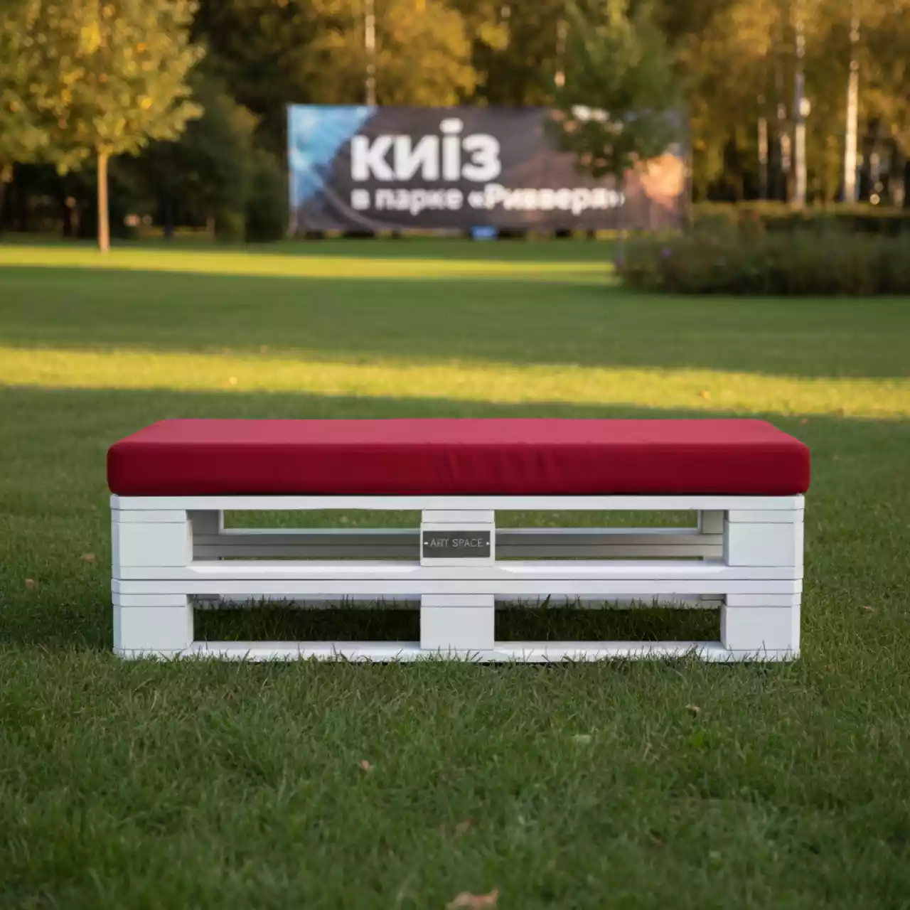 Аренда Банкетка из паллет белая с красной подушкой в парке «Ривьера» — ART SPACE
