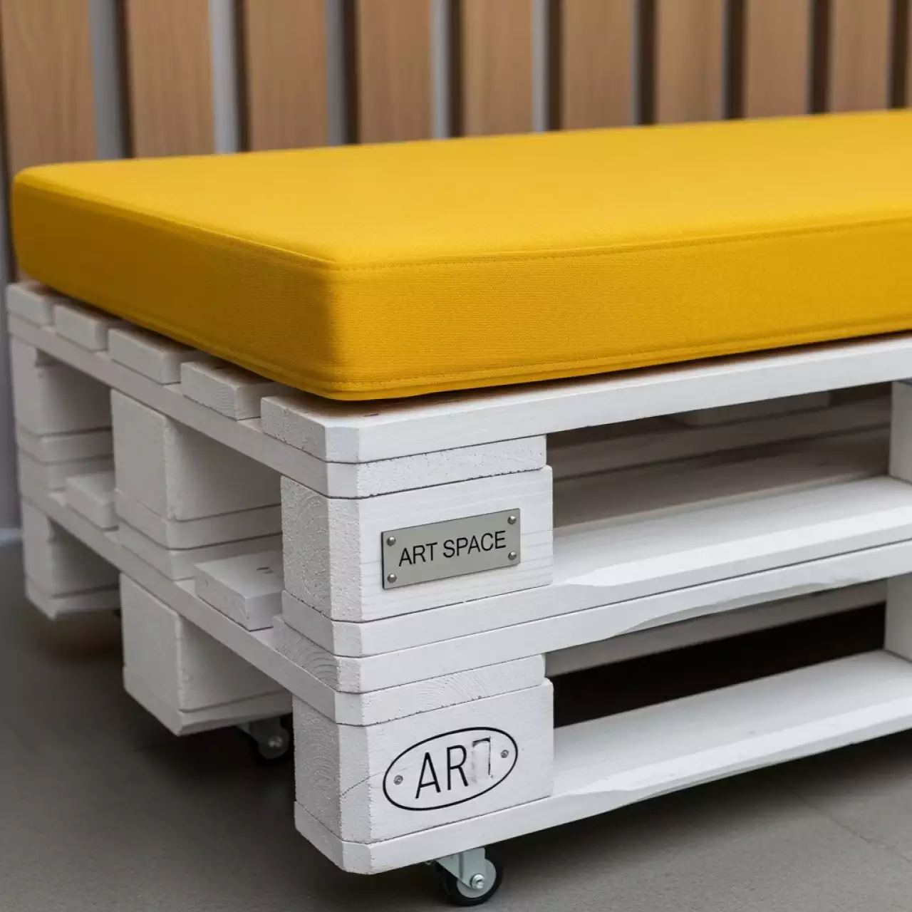 Аренда Банкетка из паллет белая с желтой подушкой в гранд-отеле «Жемчужина» — ART SPACE