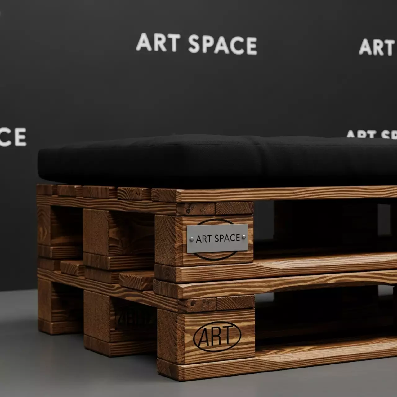 Аренда Банкетка из паллет обожженная с черной подушкой в Panorama by Mercure — ART SPACE