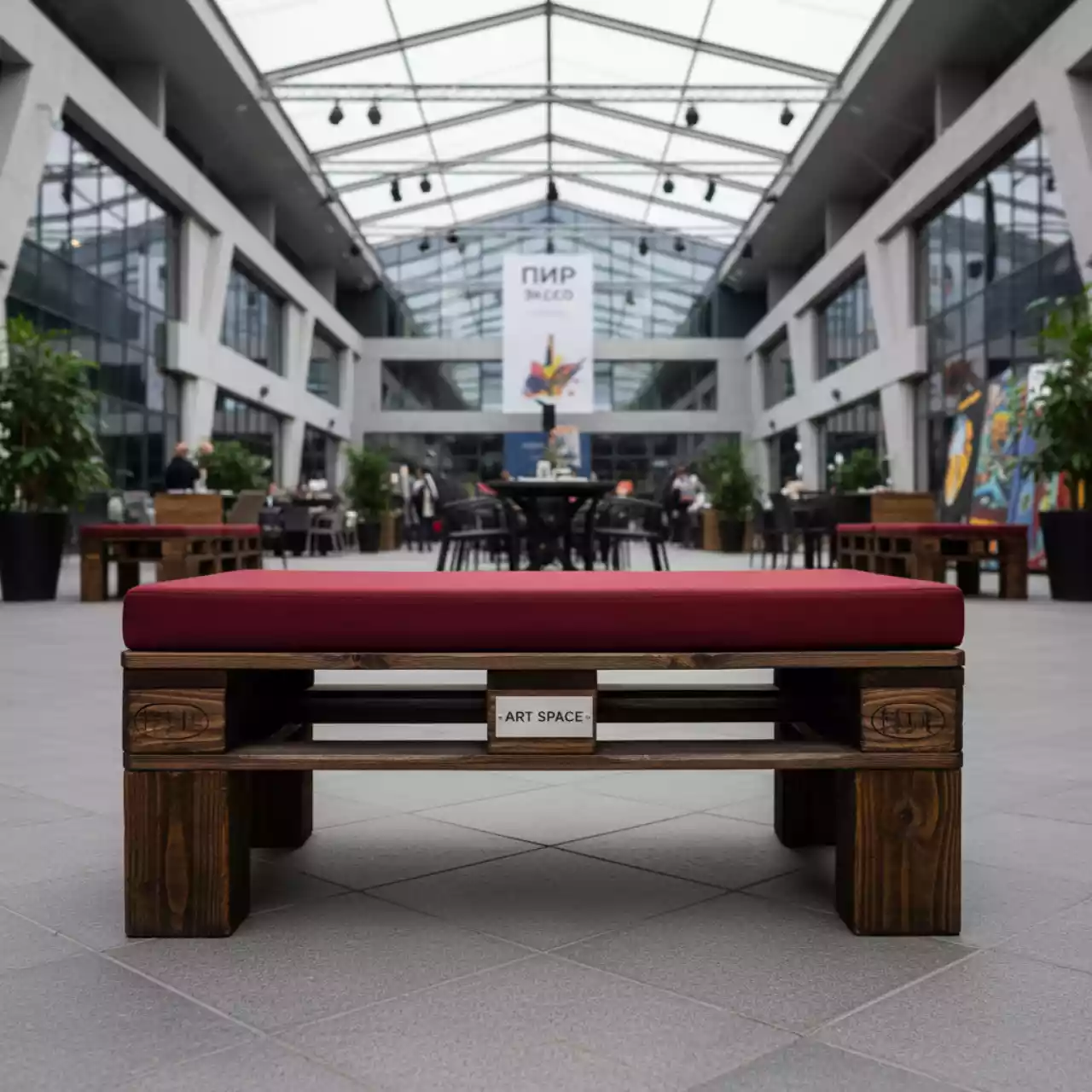 Аренда Банкетка из паллет обожженная с красной подушкой в Courtyard by Marriott Sochi — ART SPACE