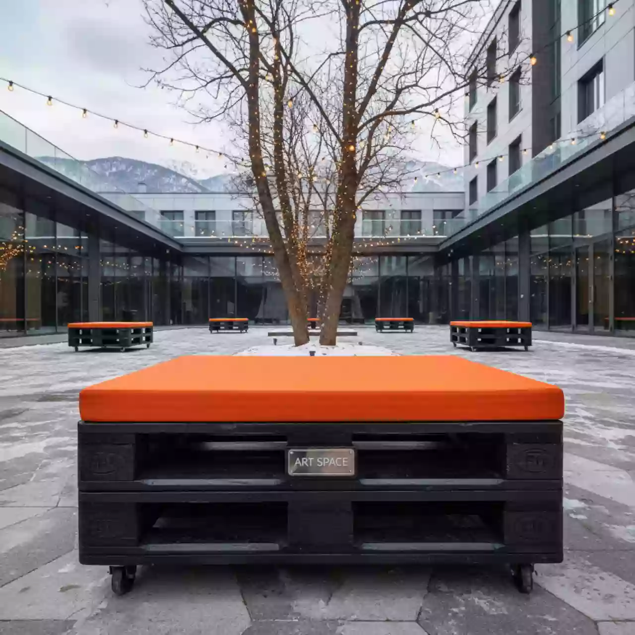 Аренда Банкетка из паллет обожженная с оранжевой подушкой в Courtyard by Marriott Sochi — ART SPACE