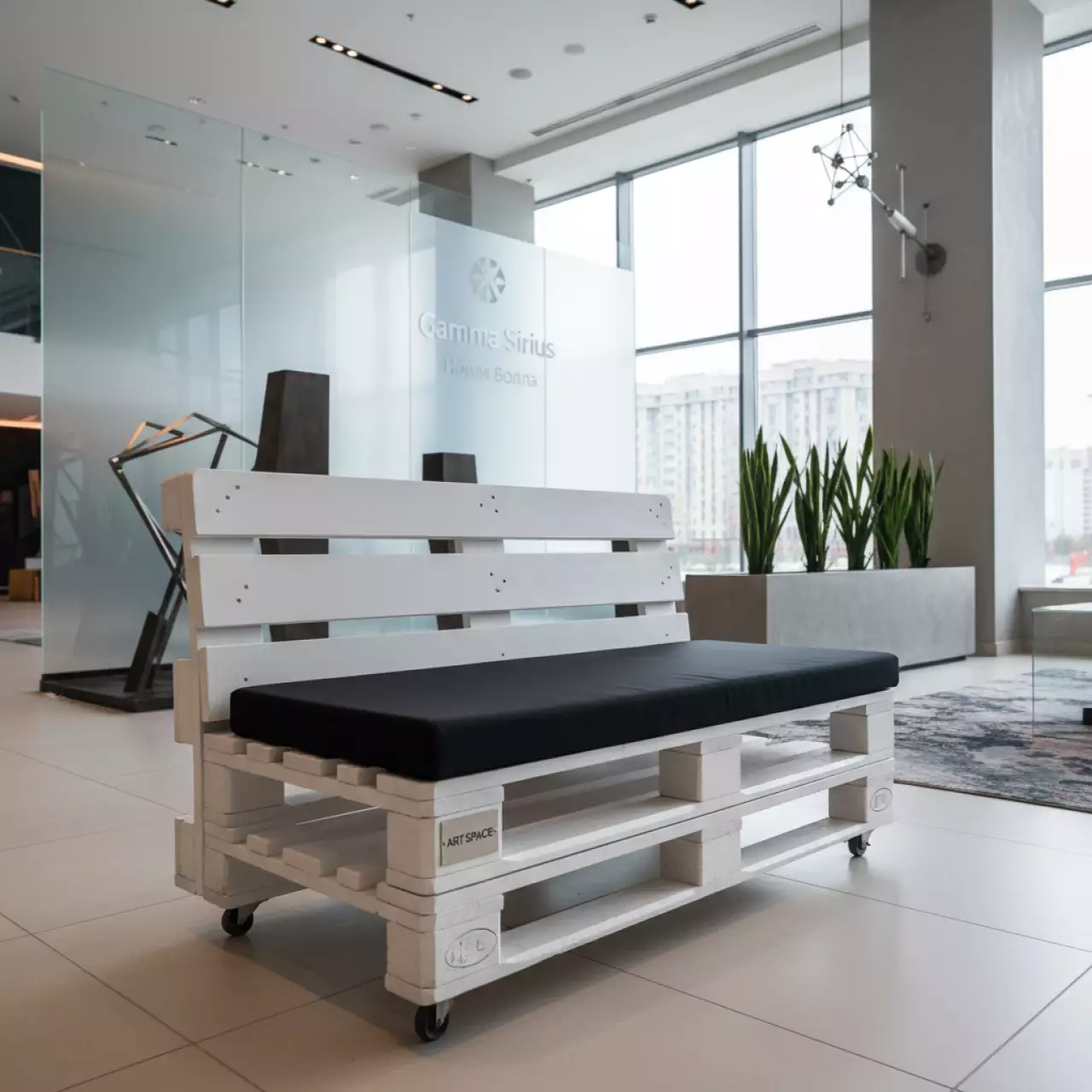 Аренда Банкетка из поддонов белая с черной подушкой в Gamma Sirius — ART SPACE