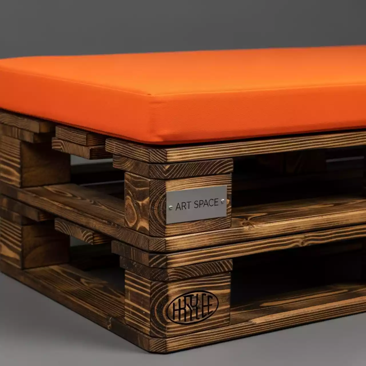 Аренда Банкетка обожженная из поддонов с оранжевой подушкой в Ледовом дворце «Айсберг» — ART SPACE