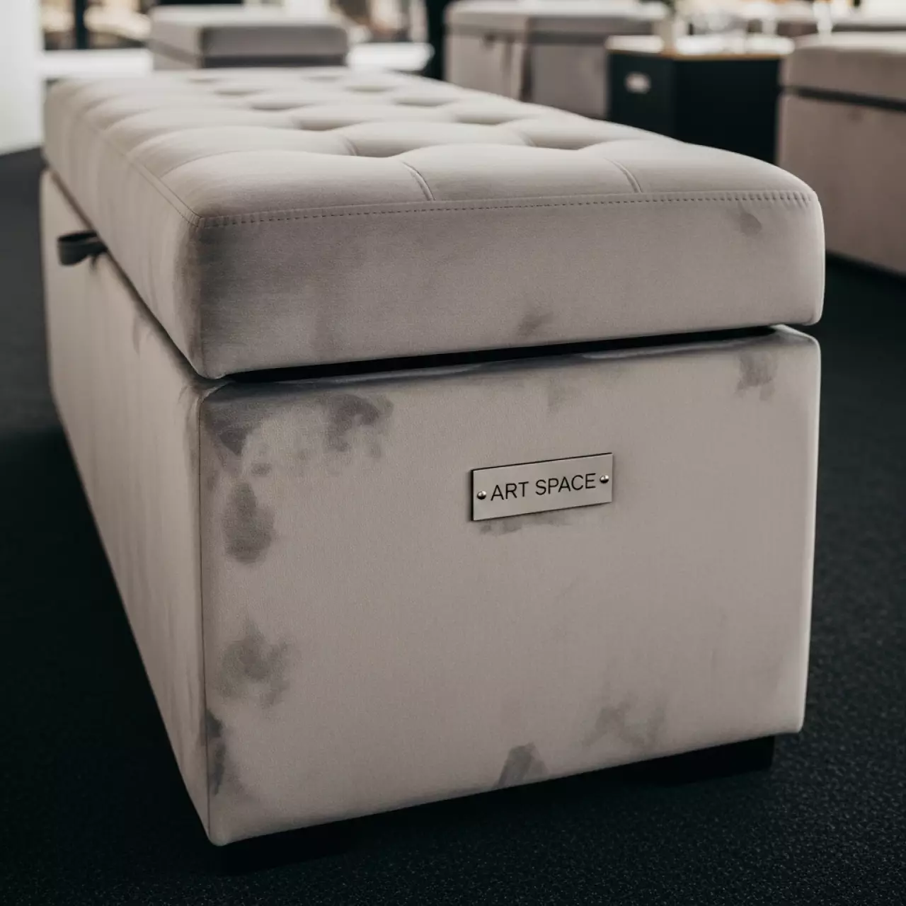 Аренда Банкетка Сторми с ящиком серый велюр в пляжном комплексе VinoGrad — ART SPACE