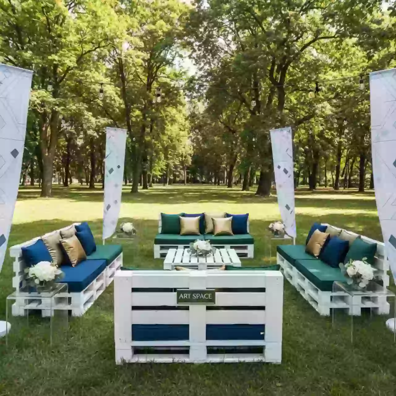 Аренда Банкетки белые из паллет в парке «Ривьера» — ART SPACE