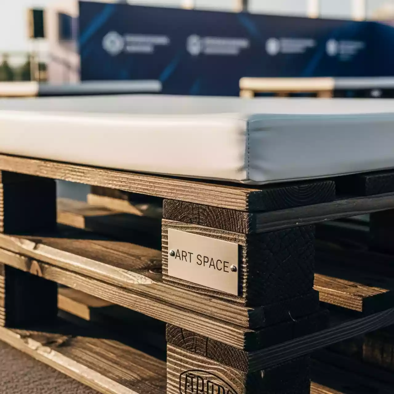 Аренда Банкетки из паллет обожженное дерево с белой подушкой в Сочи Парк Отеле — ART SPACE