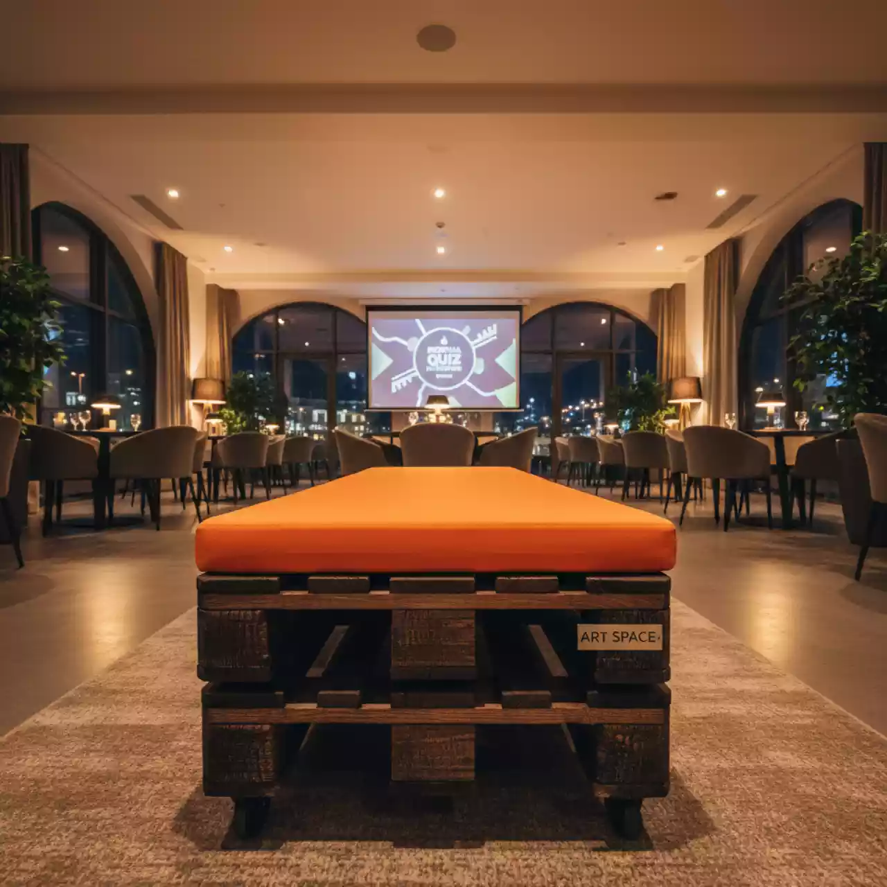 Аренда Банкетки из паллет обожженное дерево с оранжевой подушкой в Rodina Grand Hotel & SPA — ART SPACE