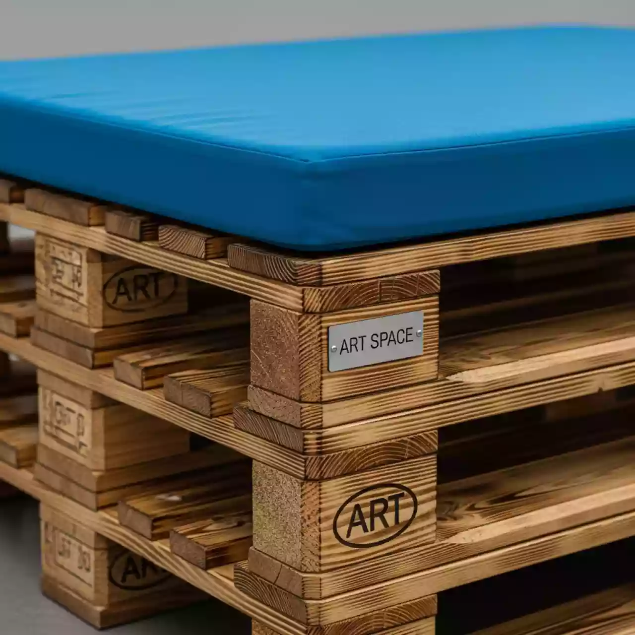 Аренда Банкетки из паллет обожженное дерево с синей подушкой в усадьбе Голицына — ART SPACE