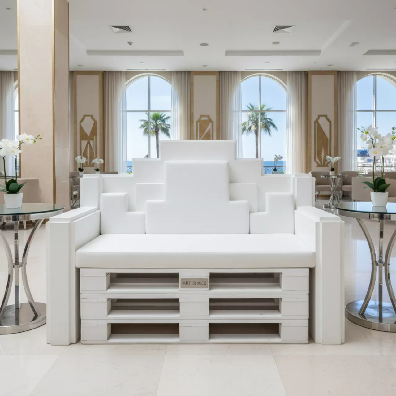 Аренда Банкетки из поддонов белая с белой подушкой в Mercure Сочи Центр — ART SPACE