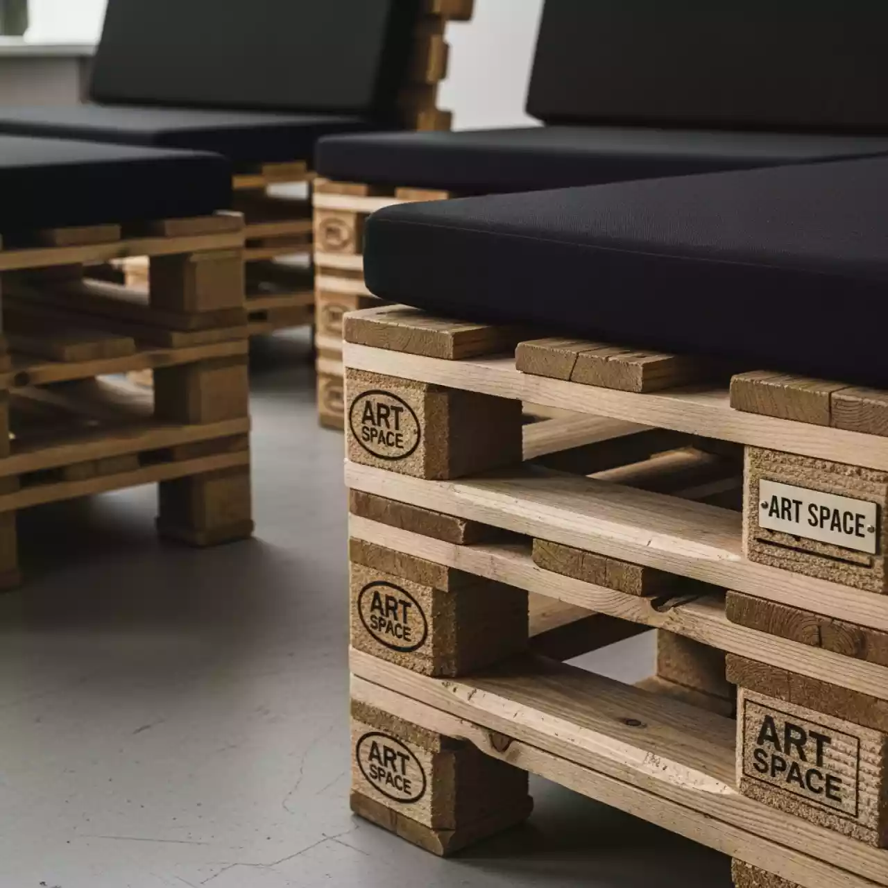 Аренда Банкетки из поддонов деревянная с черной подушкой в Mercure Сочи Центр — ART SPACE
