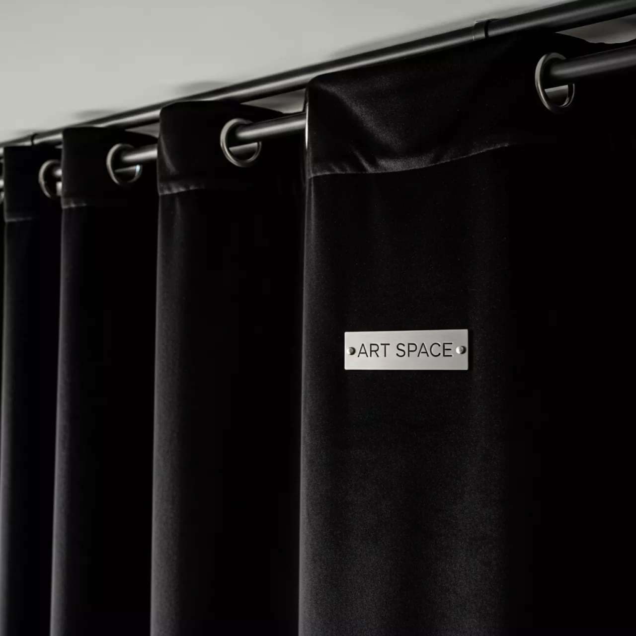 Аренда Бархатных Черных Ширм в Swissôtel Resort Sochi Kamelia — ART SPACE