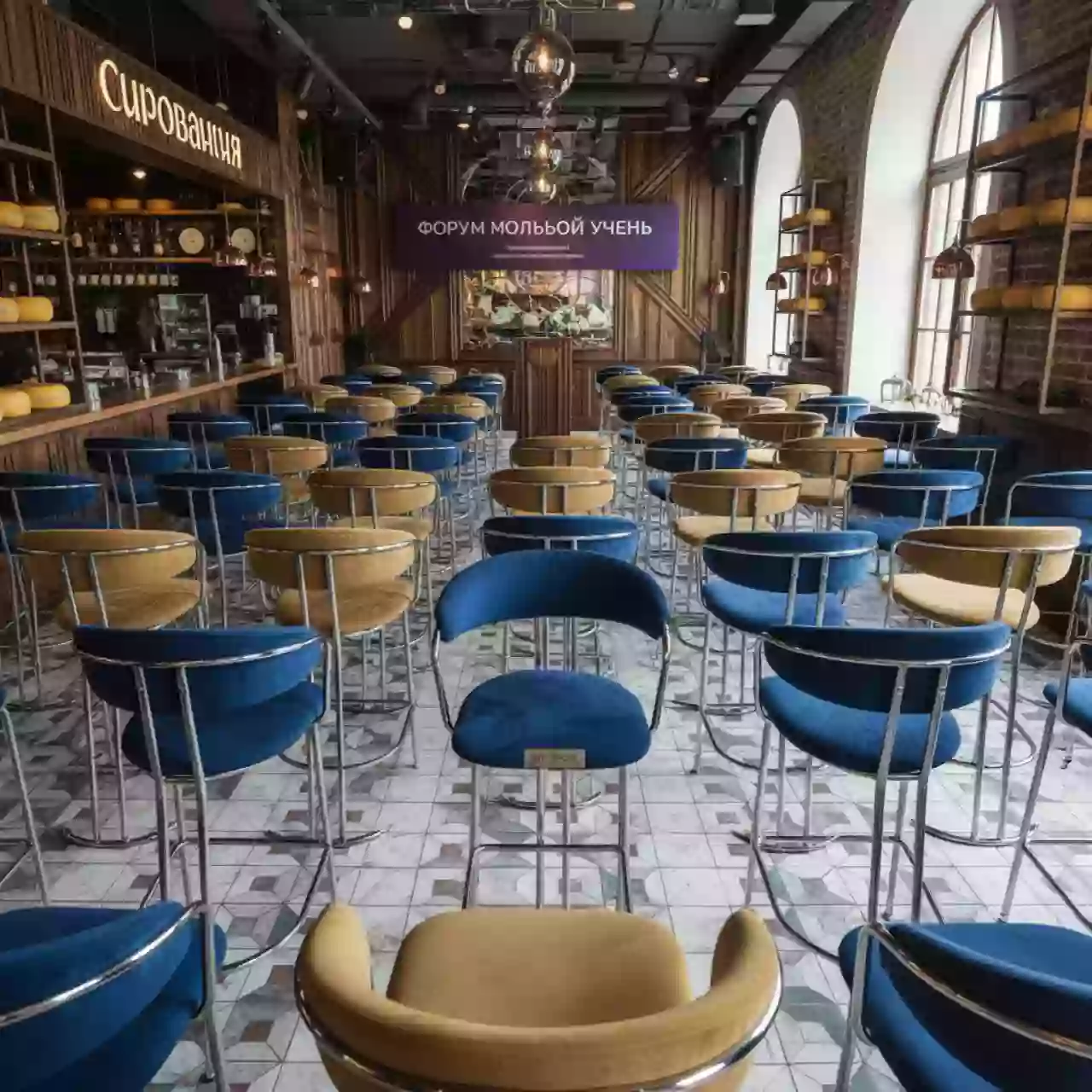 Аренда Барный стул Bras в ресторане «Сыроварня» — ART SPACE