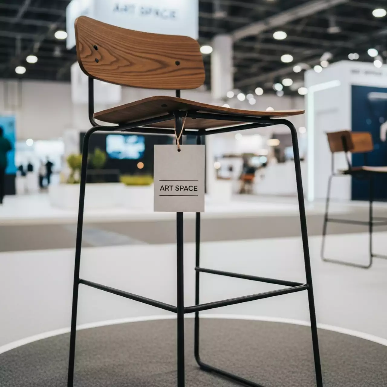 Аренда Барный стул Франклин с упором для ног орех в Сириус Арене — ART SPACE