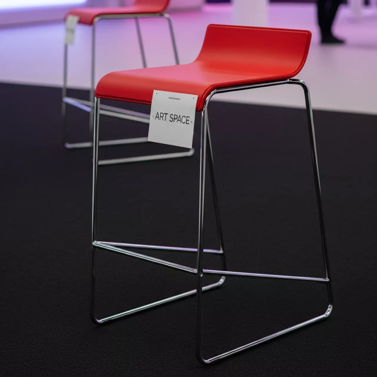 Аренда Барный стул Маркус Ван красный в Ледовом дворце «Айсберг» — ART SPACE
