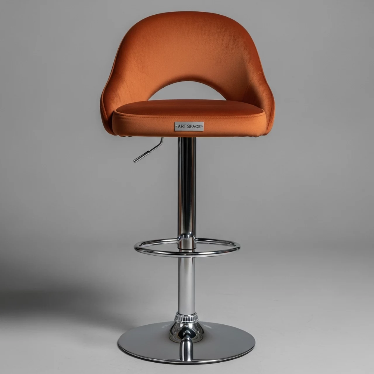 Аренда Барный стул Mint корица с подъемным механизмом в ресторане «Магеллан» — ART SPACE