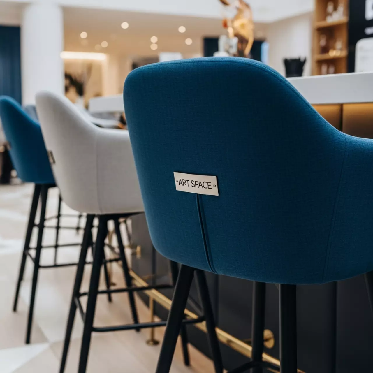 Аренда Барный стул с подлокотниками в отеле Radisson Lazurnaya — ART SPACE