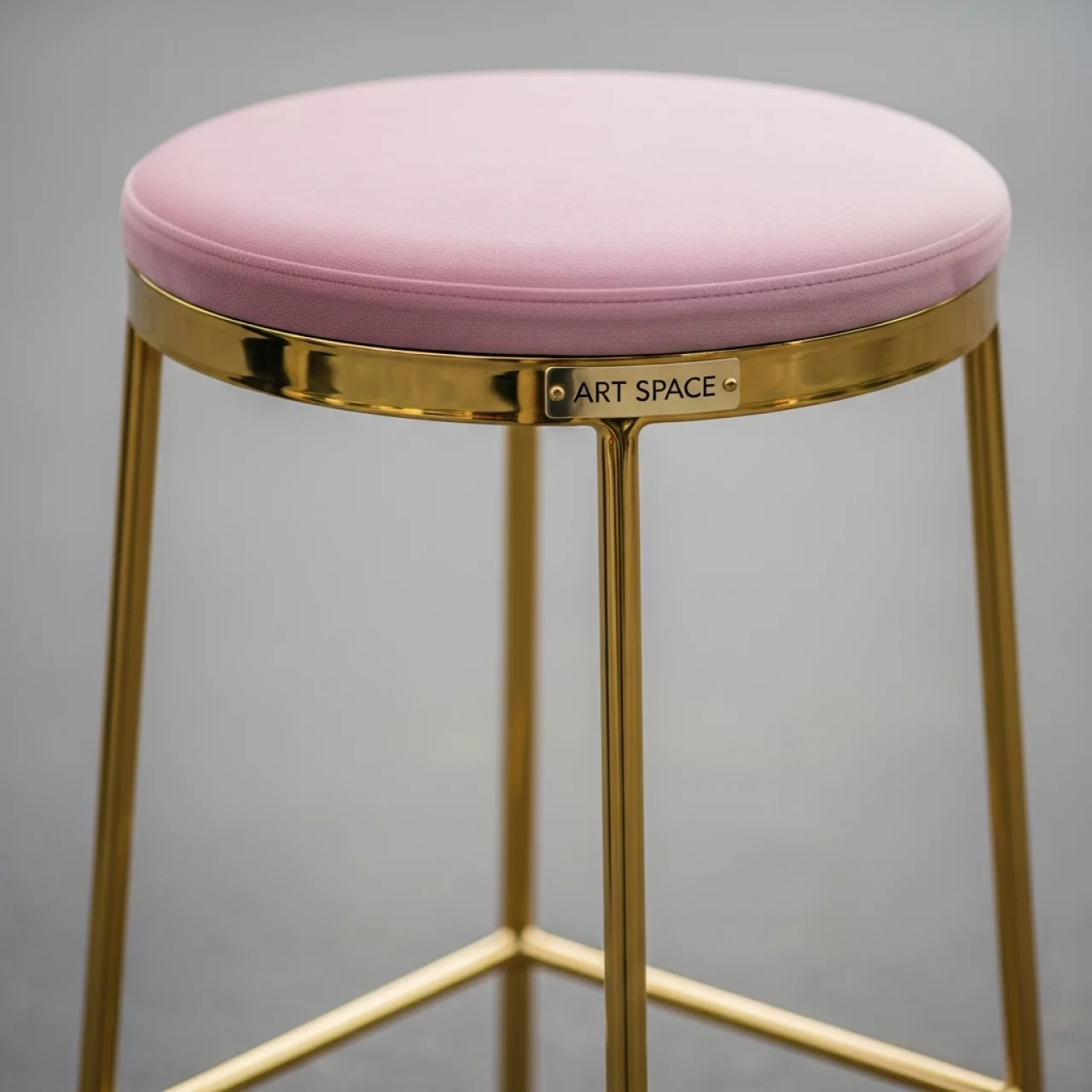 Аренда Барный стул золотой с розовой сидушкой Austin rose в парке «Ривьера» — ART SPACE