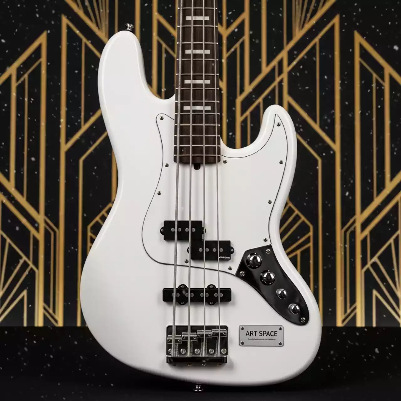 Аренда Бас гитара четырехструнная белая на курорте «Газпром» (Альпика) — ART SPACE