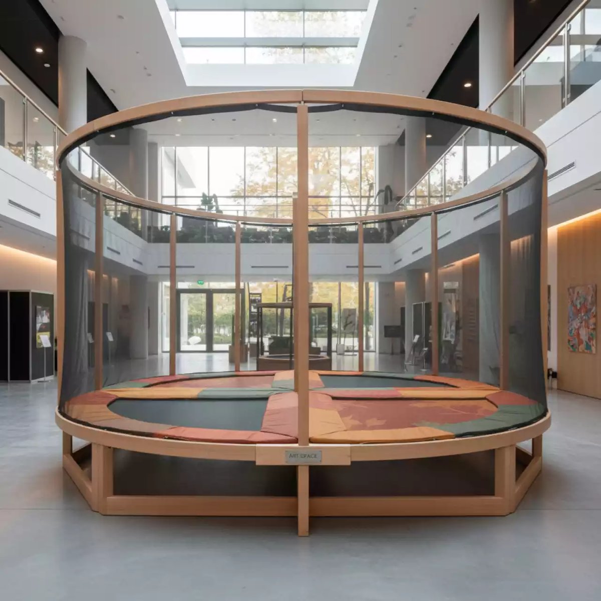 Аренда Батут Кенгуру паук 4 местный в Radisson Collection Paradise — ART SPACE