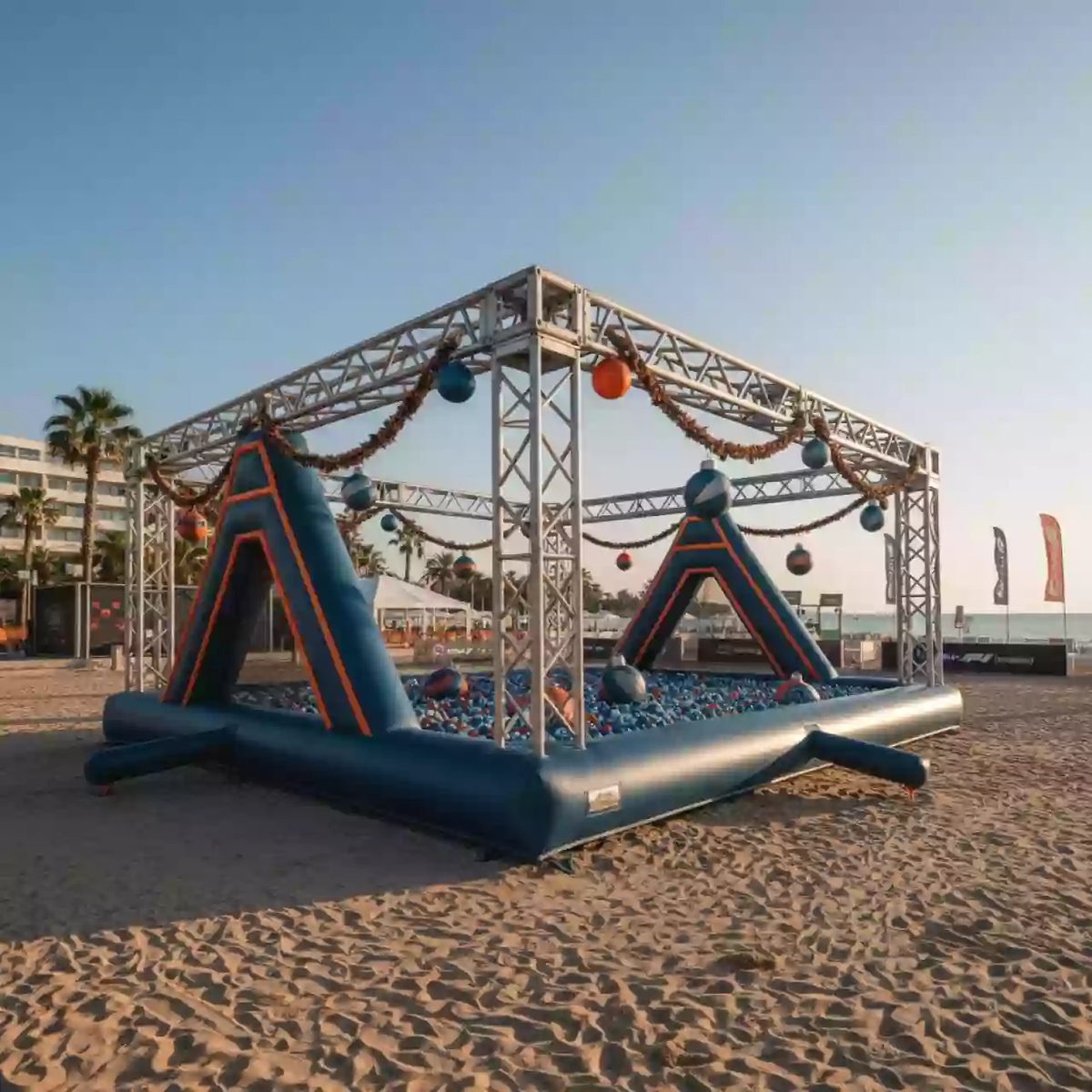 Аренда Батут с сухим бассейном новогодний на пляже «Мандарин» — ART SPACE