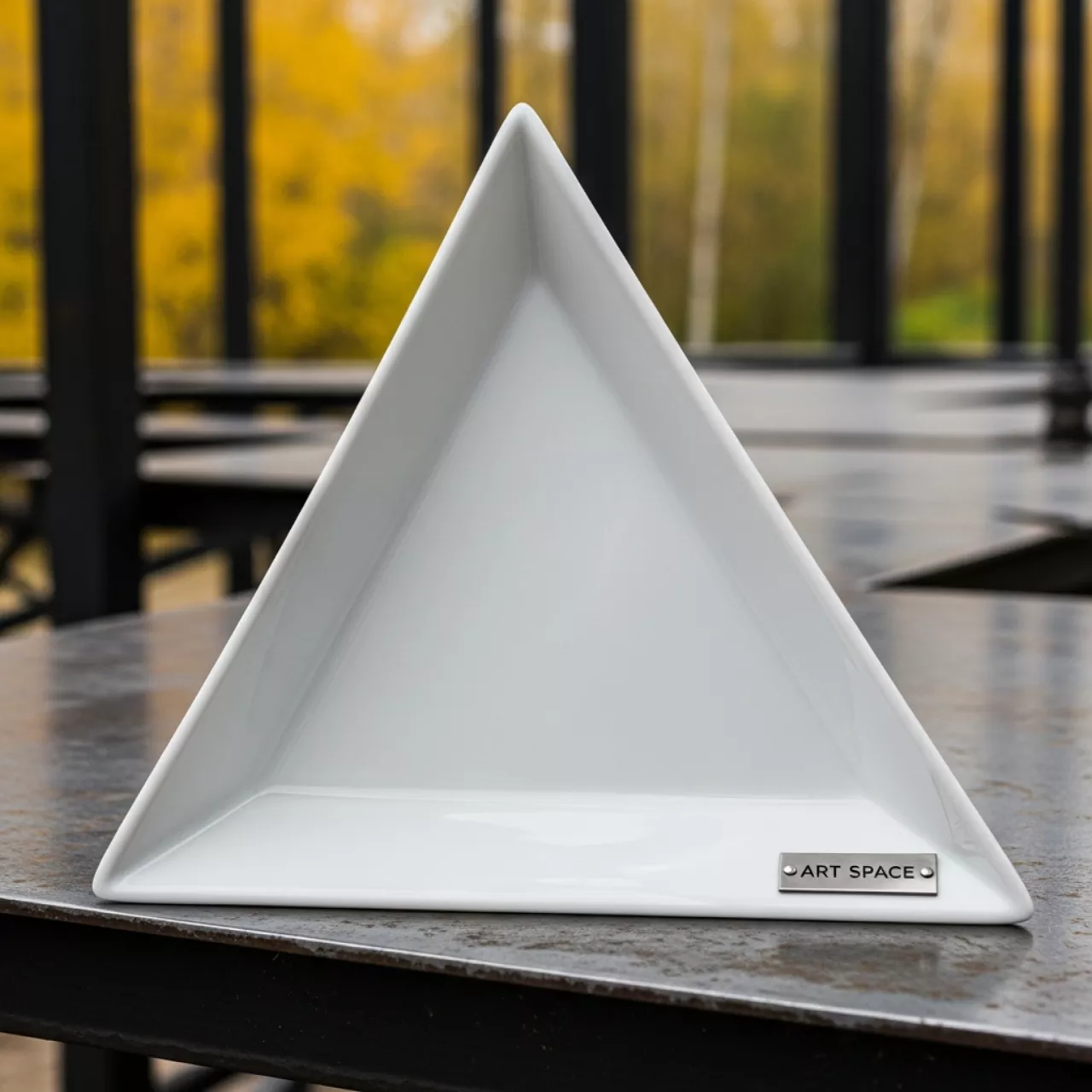 Аренда Блюдо с бортом Regina Треугольник 27х27х27 см в парке «Ривьера» — ART SPACE