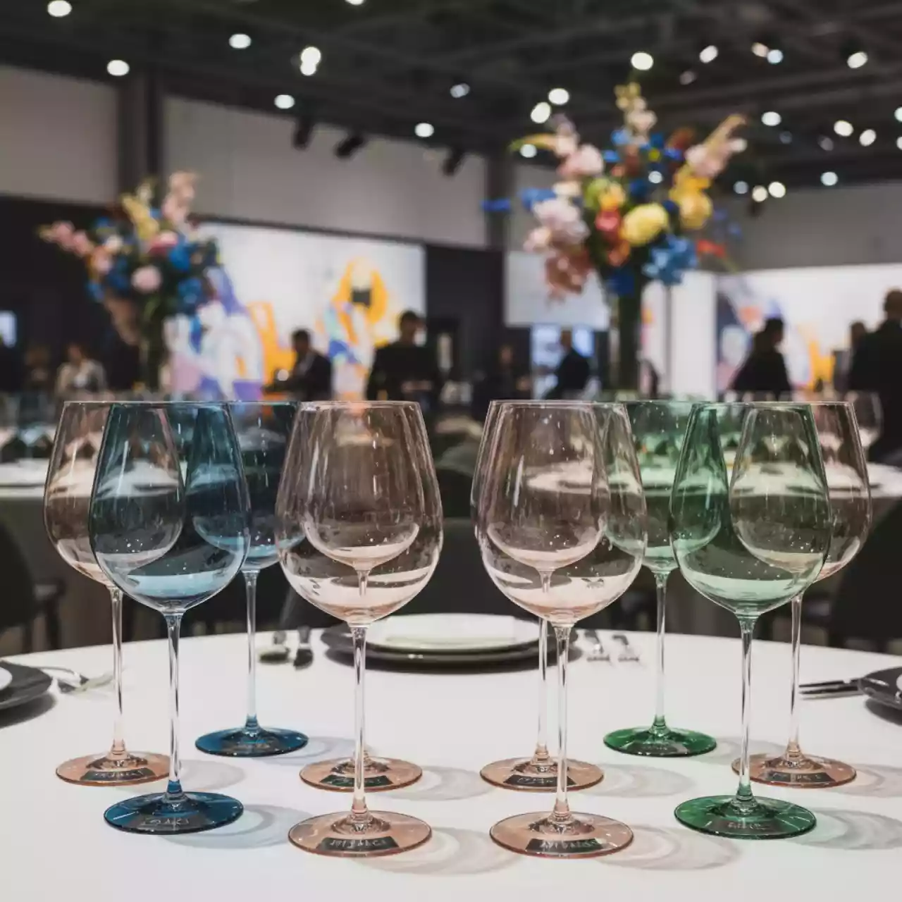 Аренда Бокалы цветные для вина в Radisson Collection Paradise — ART SPACE