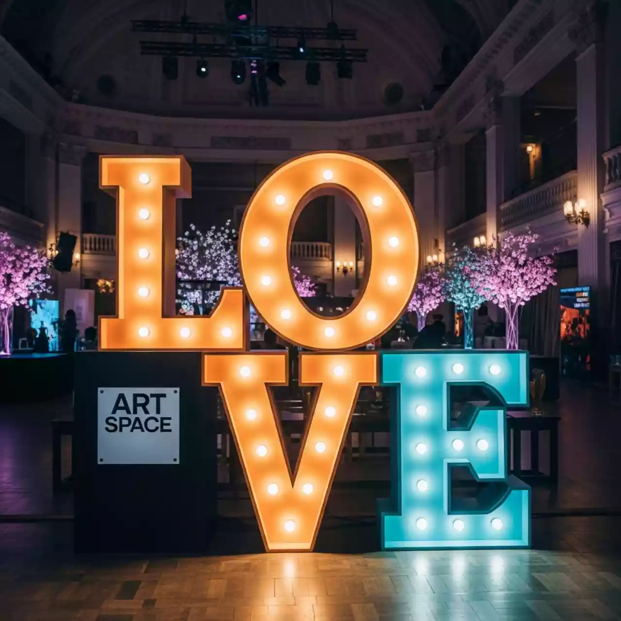 Аренда Буквы световые love для фотозоны большие в Зимнем театре — ART SPACE