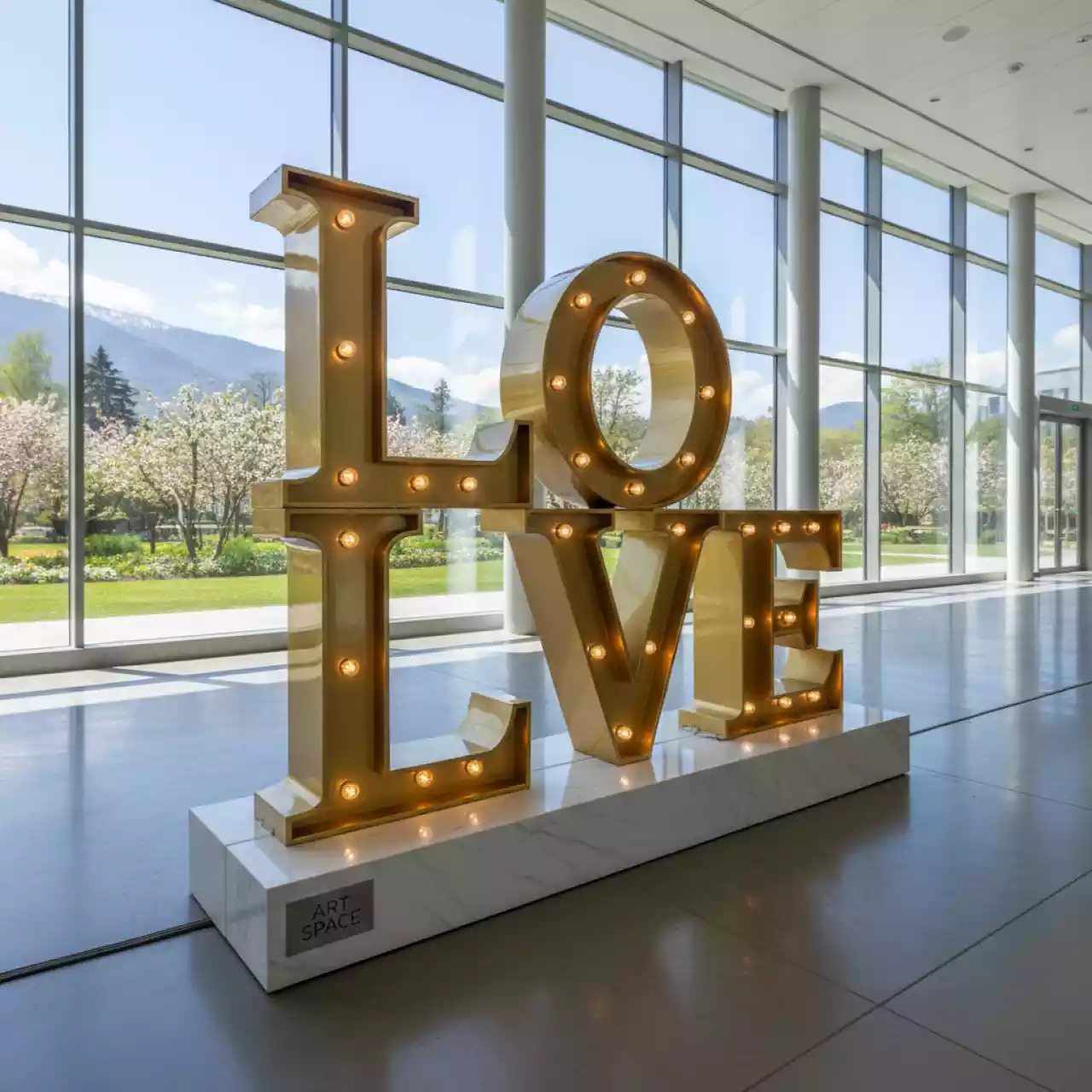 Аренда Буквы световые золотые Love в комплексе «Дагомыс» — ART SPACE