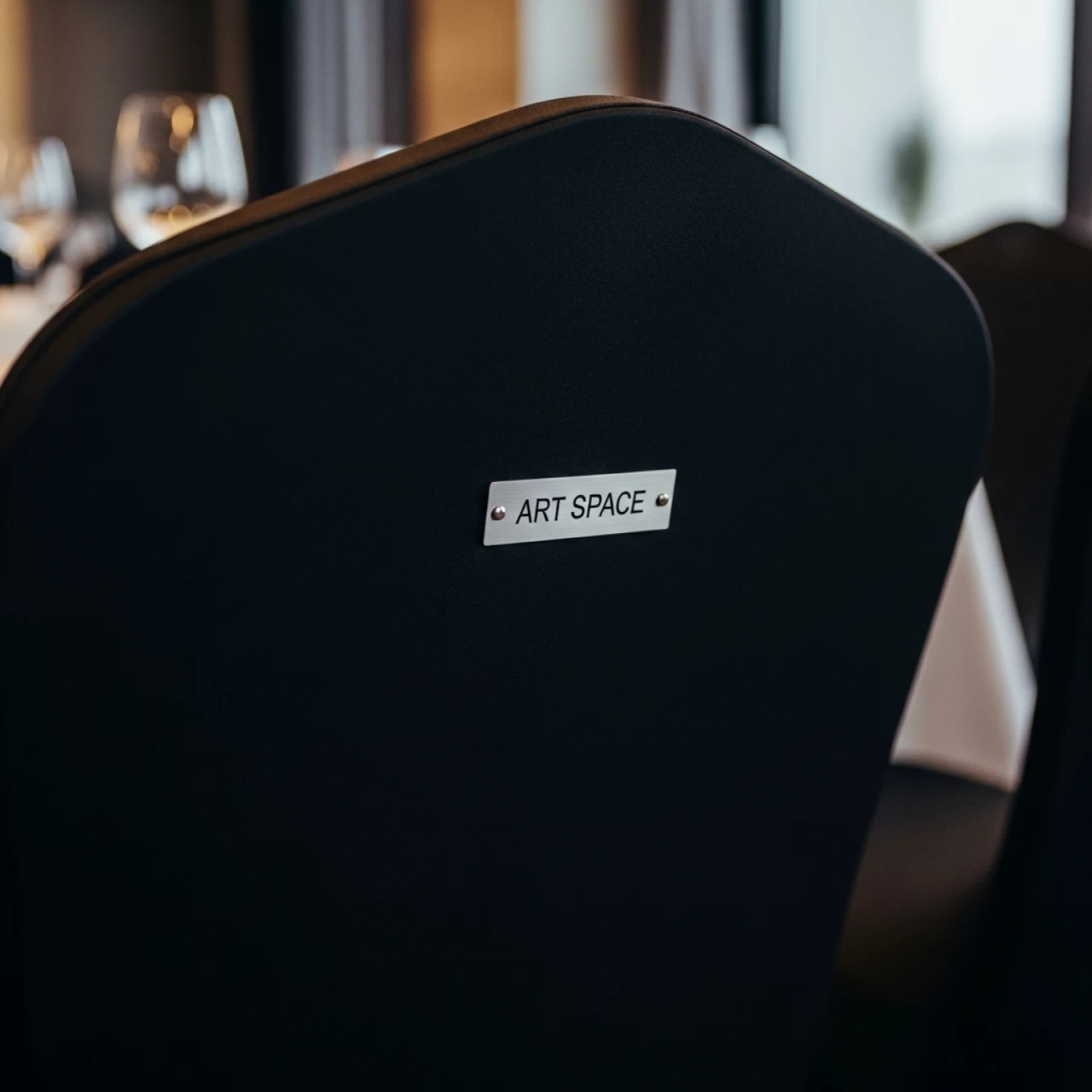 Аренда Чехлов на стулья черный стрейч в ресторане «Плакучая Ива» — ART SPACE