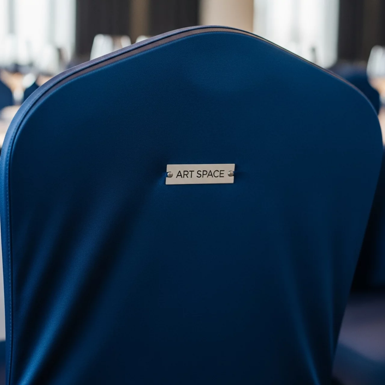 Аренда Чехлов на стулья синий глянец Москва — ART SPACE