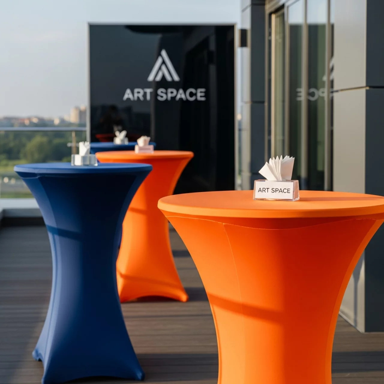 Аренда Чехлы стрейч цветные на коктейльный стол в ресторане «Магадан» — ART SPACE