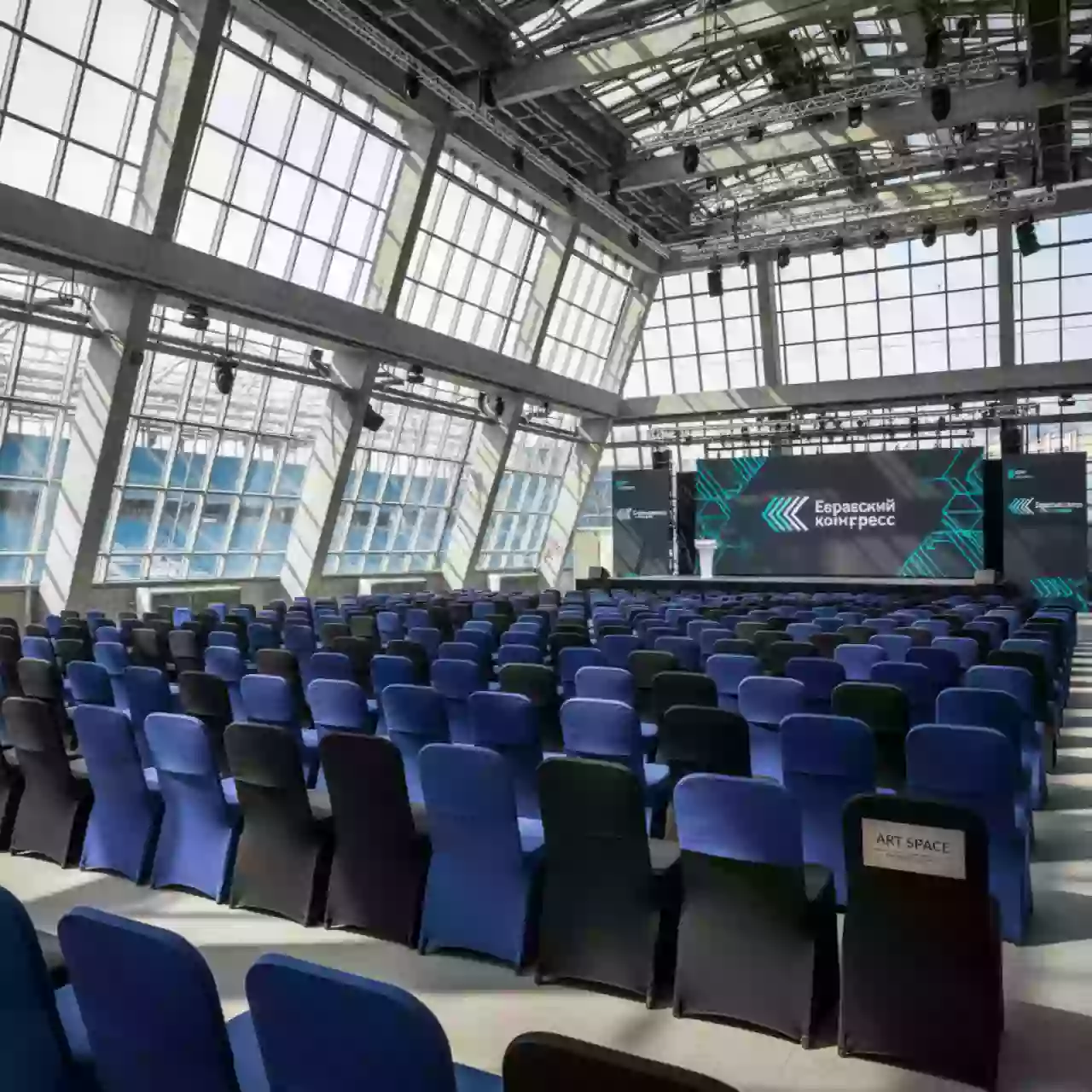 Аренда Чехлы универсальные на стулья в VK Stadium Sirius — ART SPACE