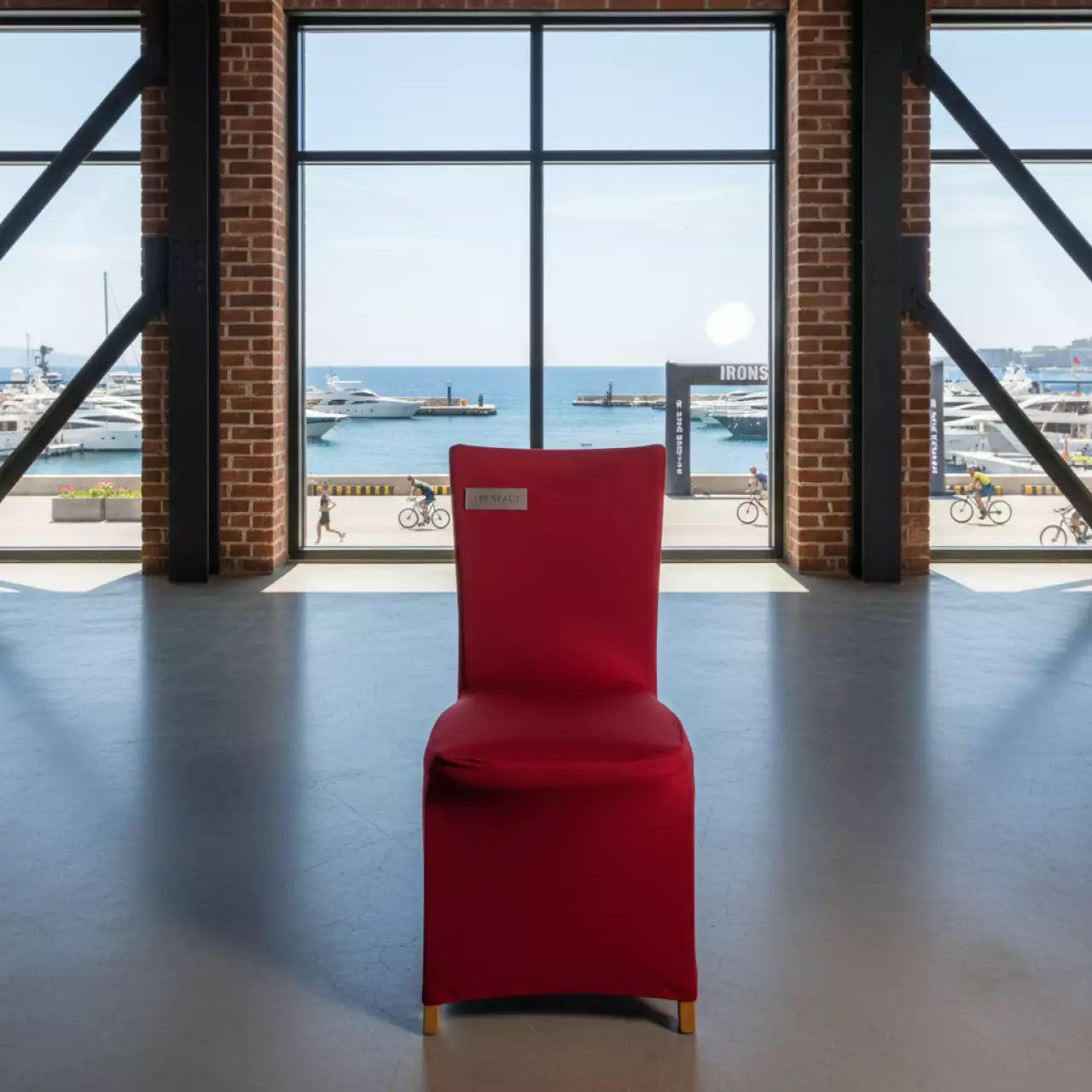 Аренда Чехол 01 на стул Кьявари красный на территории Морпорта Сочи — ART SPACE