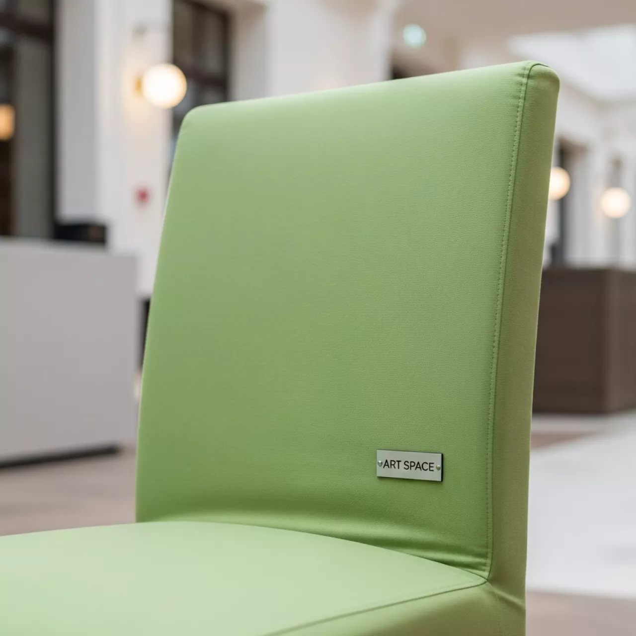 Аренда Чехол 46 с прямой спинкой фисташковый в Boutique Hotel PORTUM 1905 — ART SPACE