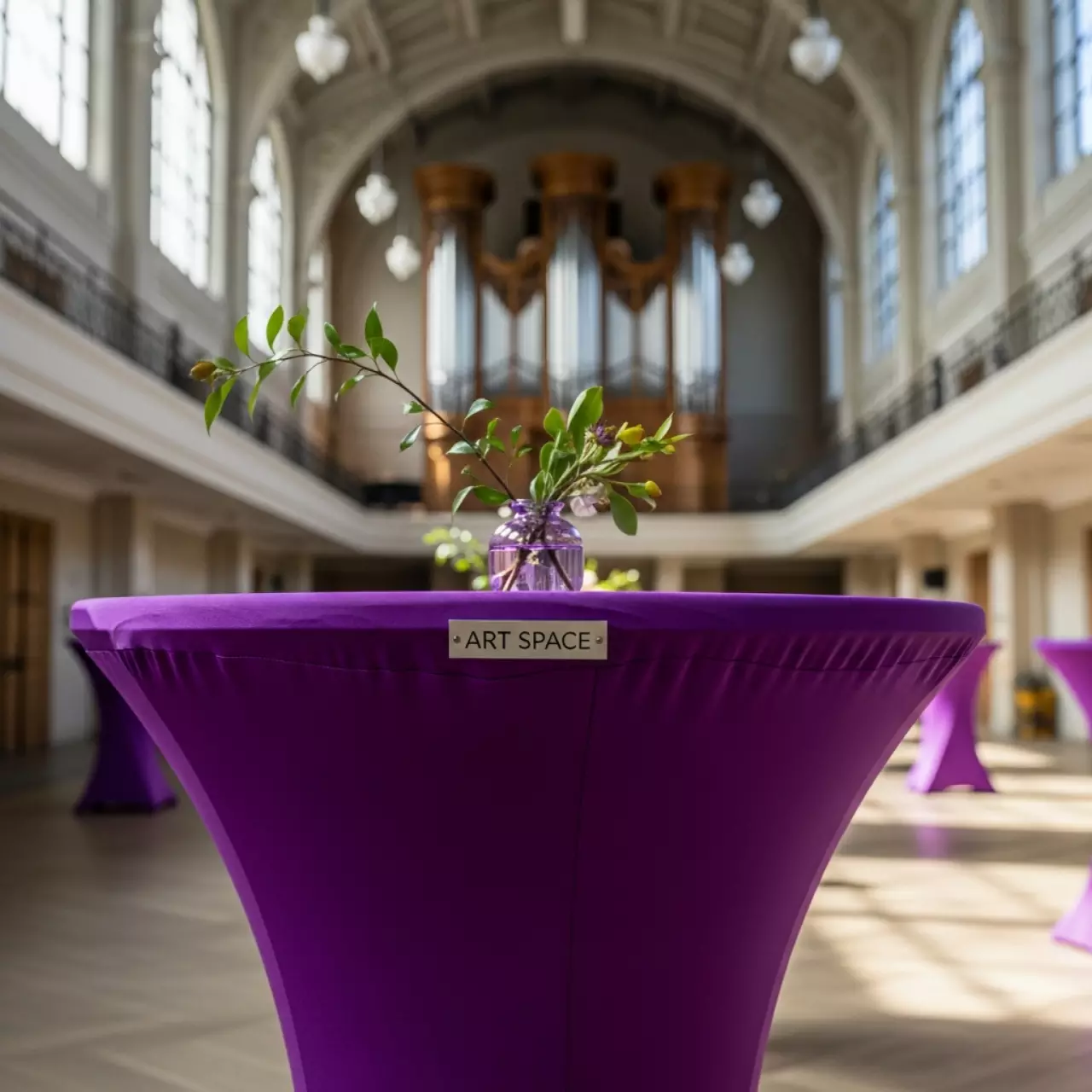 Аренда Чехол для коктейльного стола стрейч фиолетовый в Зале органной и камерной музыки — ART SPACE