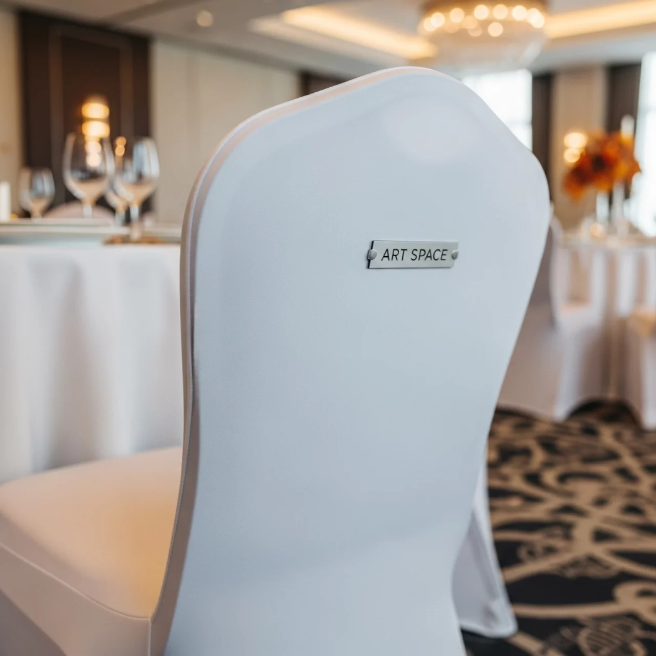 Аренда Чехол для стула белый R4E 0043 в отеле «Звездный» — ART SPACE