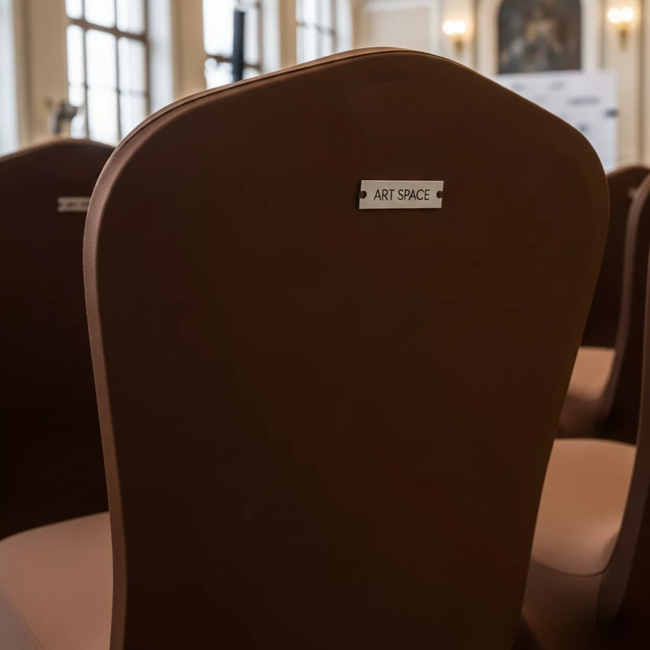Аренда Чехол для стула коричневый стрейч R4E 00380 в МФК «Горный» — ART SPACE