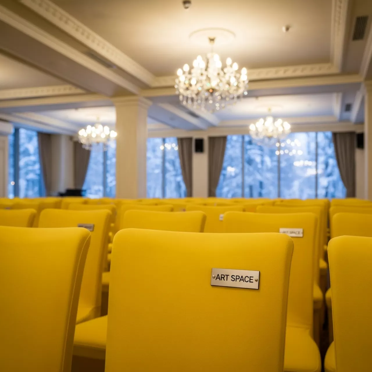 Аренда Чехол для стула желтый стрейч в ресторане «Brunello» — ART SPACE