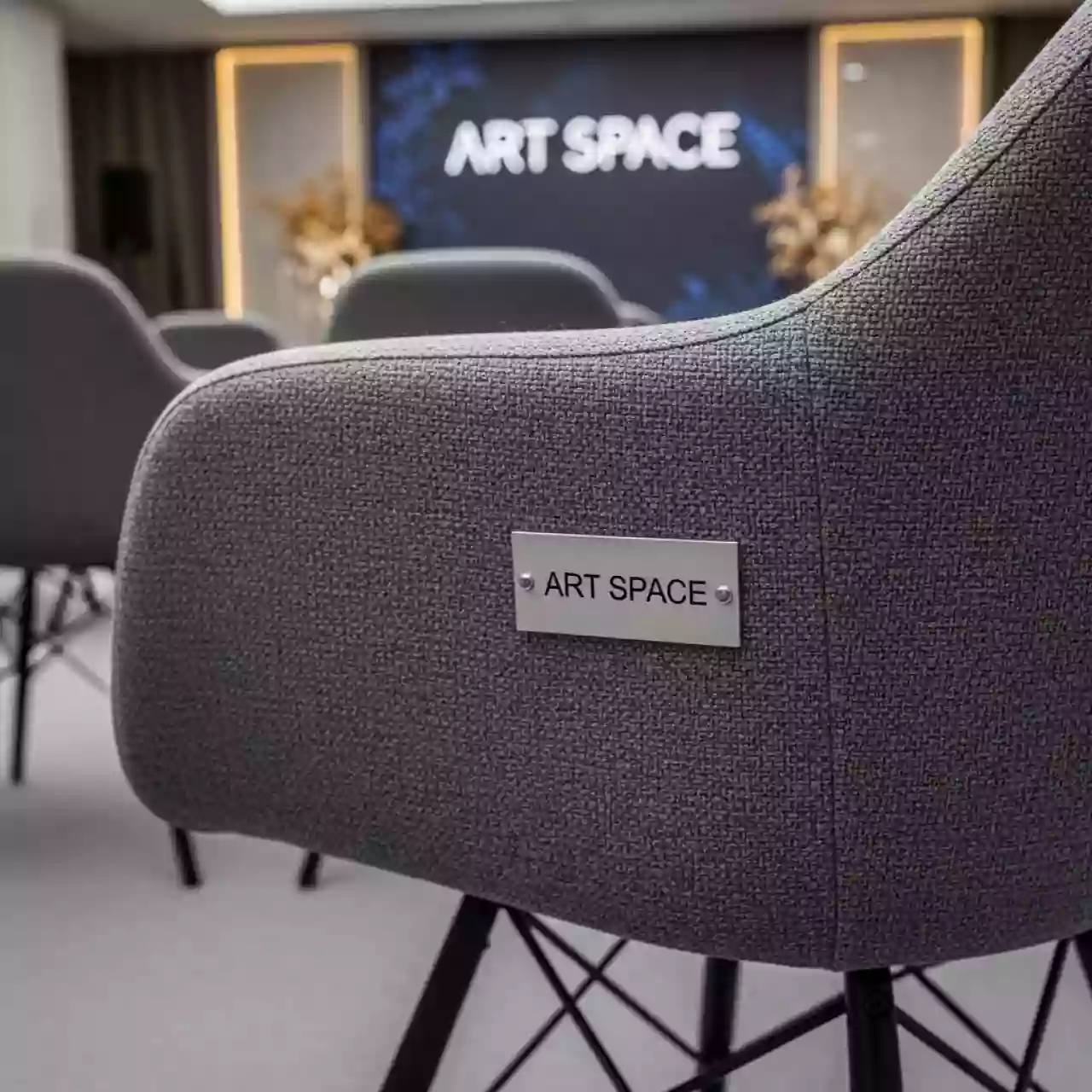 Аренда Чехол E01 для стула Eames уплотненный серый в Cosmos Sochi Hotel — ART SPACE