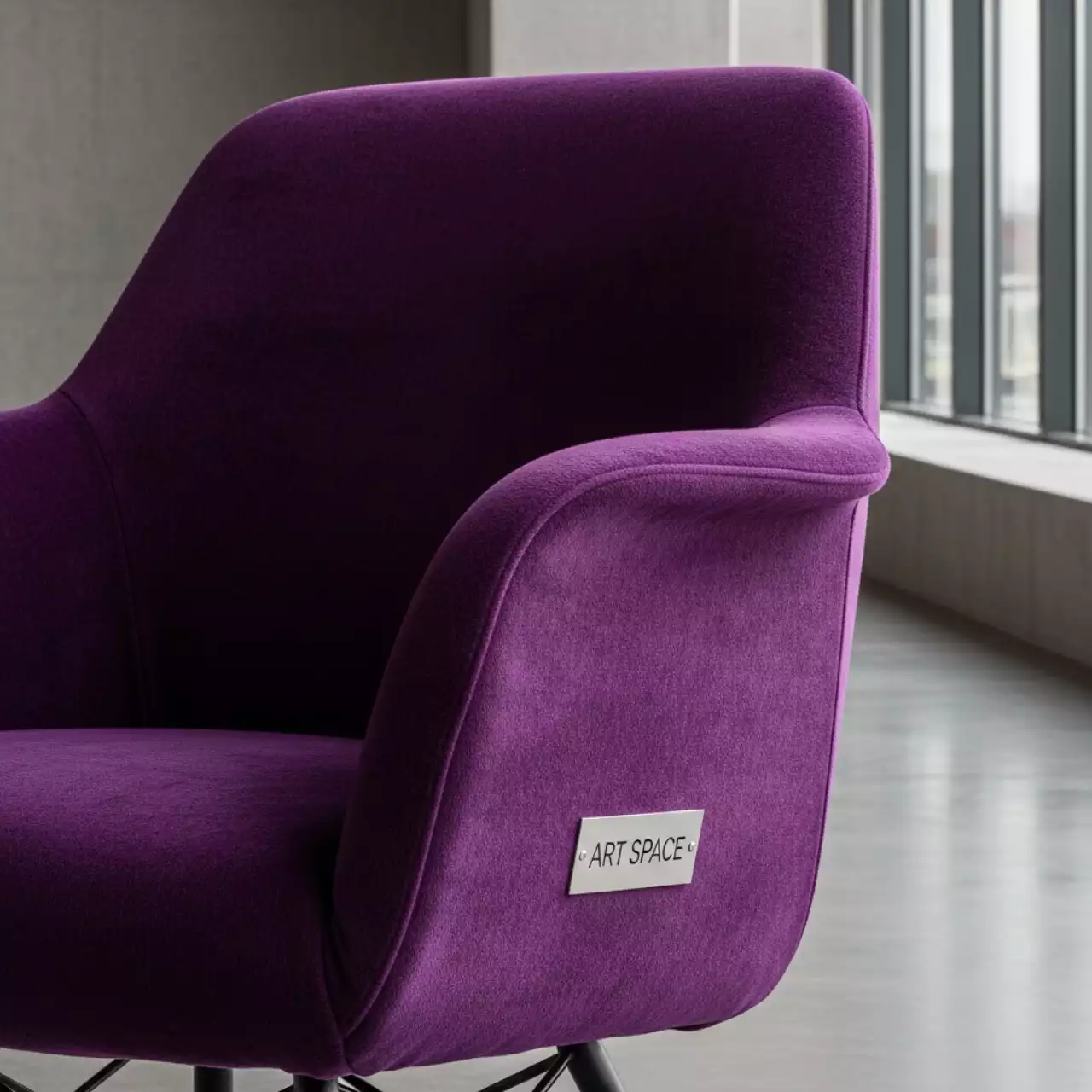 Аренда Чехол E01 для стула Eames уплотненный велюр фиолетовый в Panorama by Mercure — ART SPACE