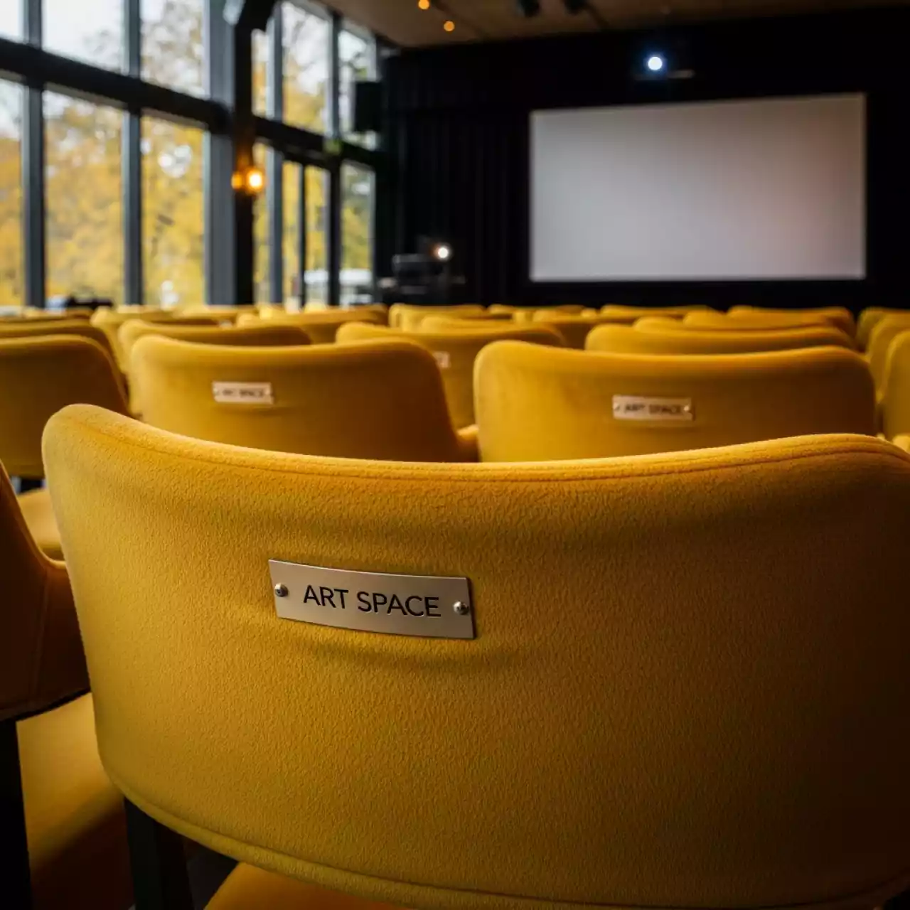 Аренда Чехол Е01 на стул Eames уплотненный велюр желтый в ресторане «La Terrazza» — ART SPACE