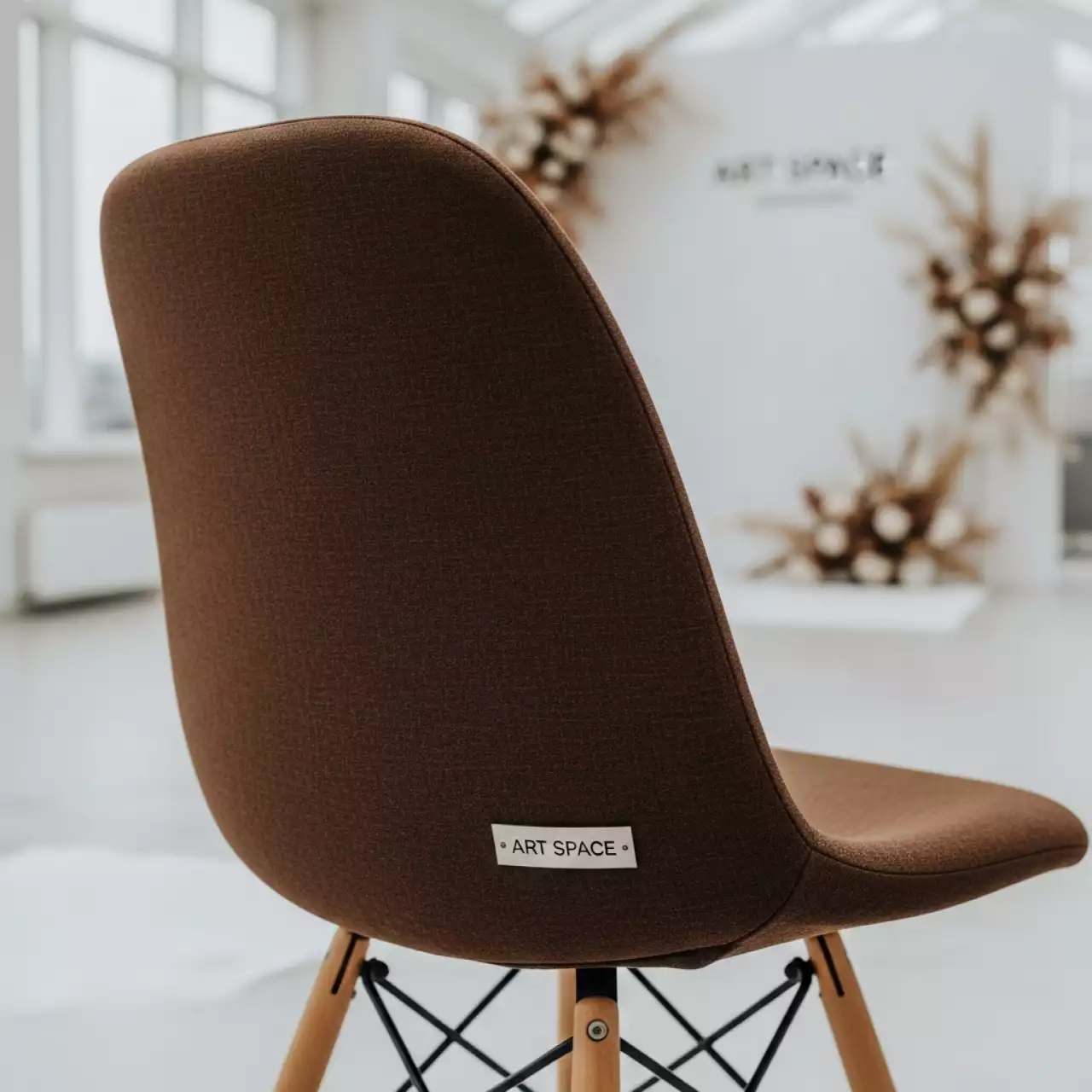 Аренда Чехол E03 на стул Eames коричневый в Boutique Hotel PORTUM 1905 — ART SPACE